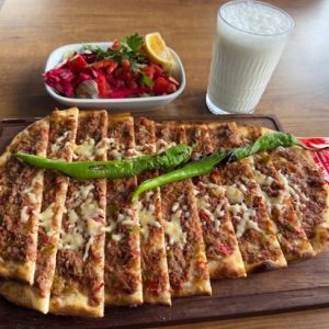 Kıymalı Kaşarlı Pide