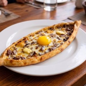 Kavurma Kaşarlı Yumurtalı Pide